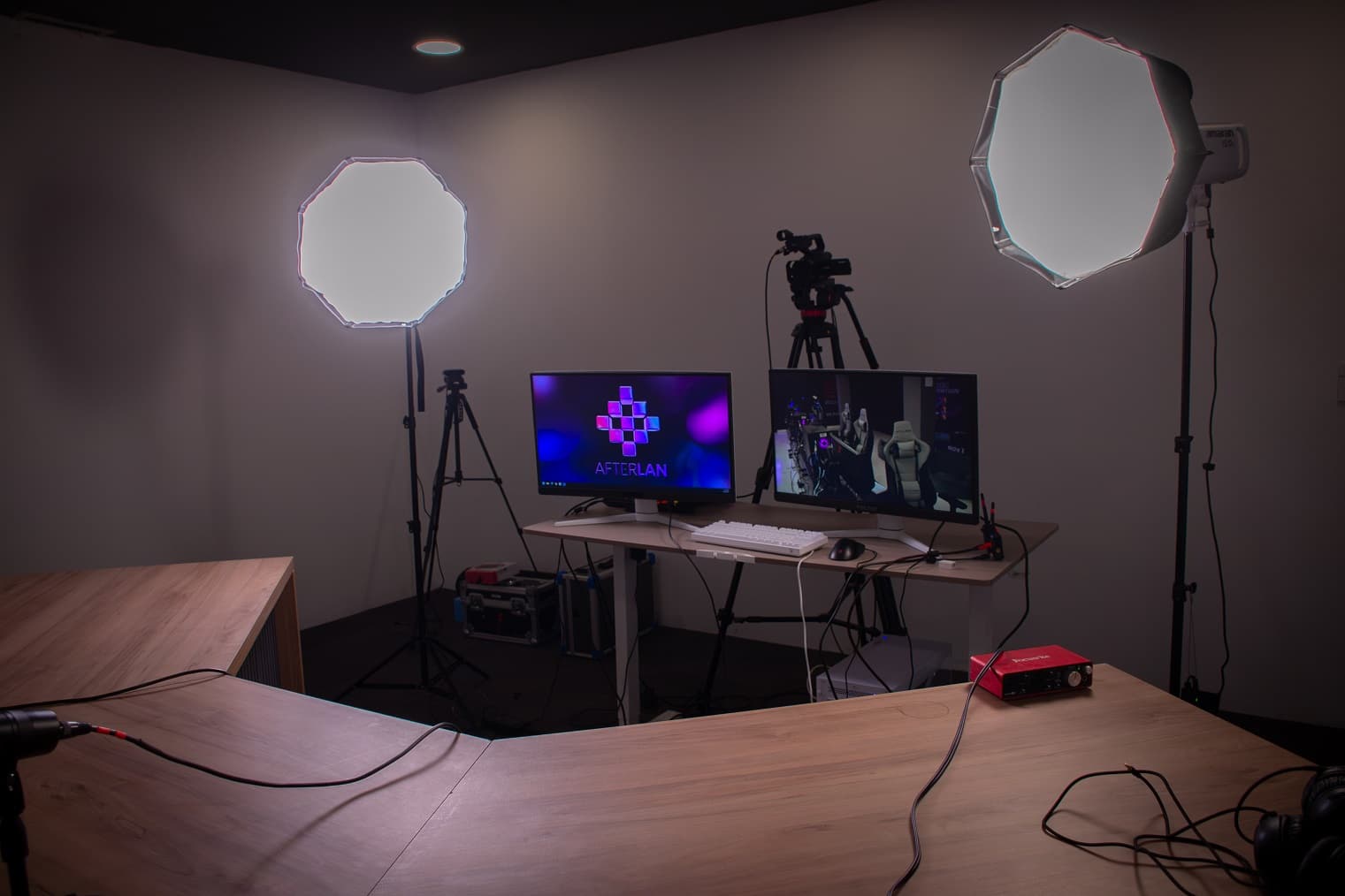 Escritorio de producción con iluminación profesional en la sala audiovisual