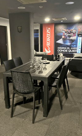 Mesa, sillas y vajilla de la zona bootcamp
