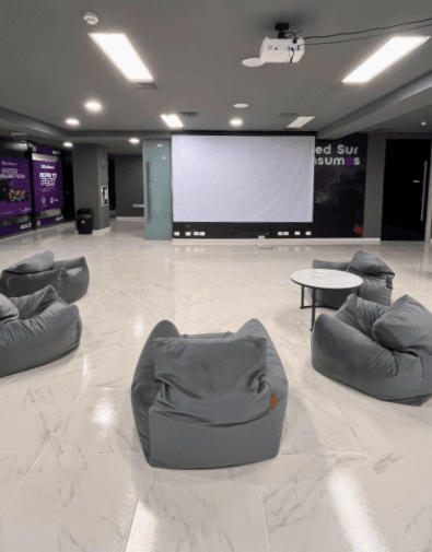 Puff frente al proyector gigante