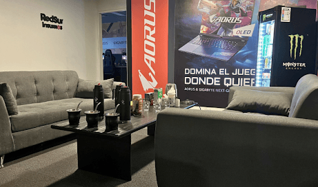 Sillones con mate y café en la zona bootcamp